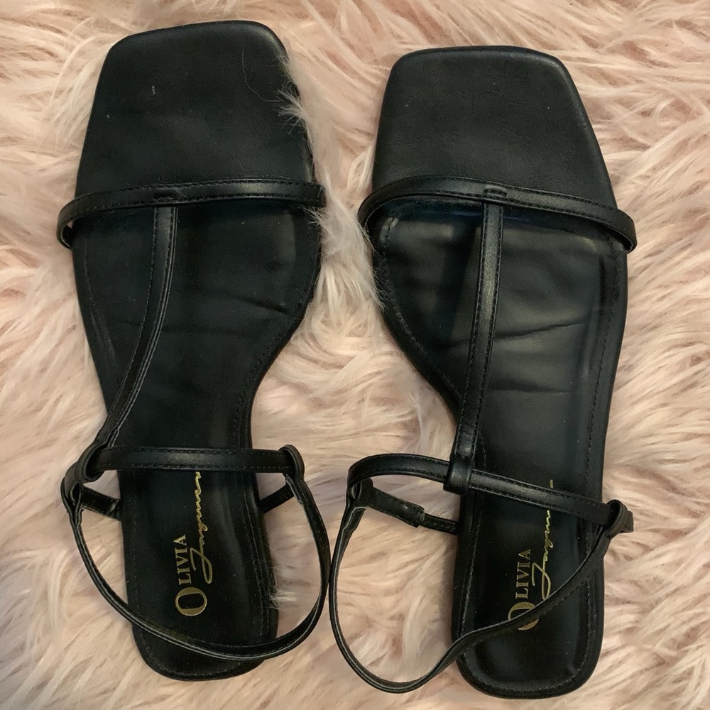 🖤 BLACK T-STRAP SANDALS 🖤 - Picture 4 of 5